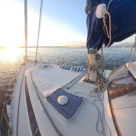 Отель Bed & Boat Brezza Del Mare Виареджо Экстерьер фото