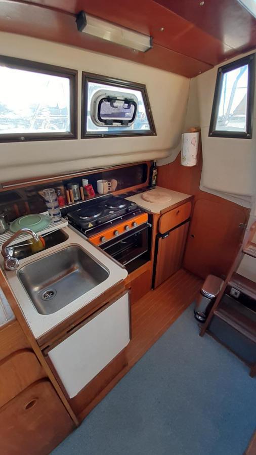 Отель Bed & Boat Brezza Del Mare Виареджо Экстерьер фото