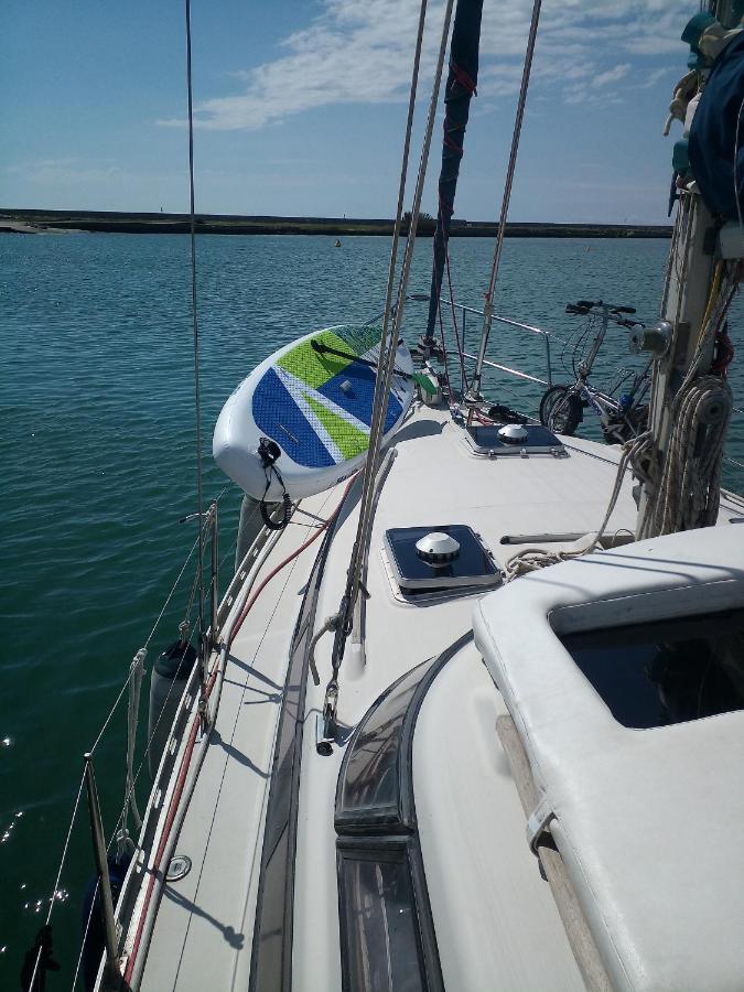 Отель Bed & Boat Brezza Del Mare Виареджо Экстерьер фото