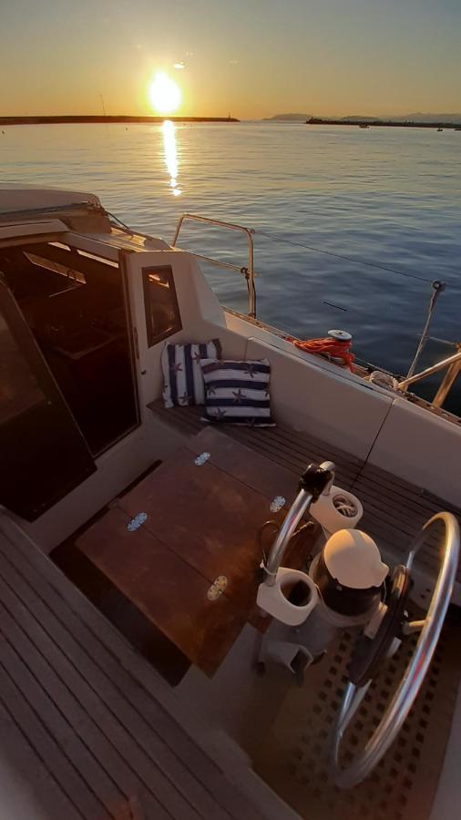 Отель Bed & Boat Brezza Del Mare Виареджо Экстерьер фото