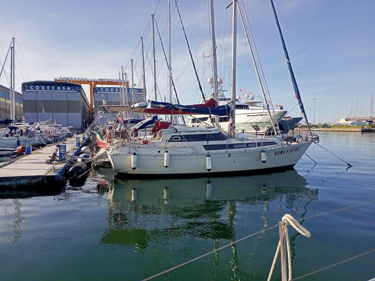Отель Bed & Boat Brezza Del Mare Виареджо Экстерьер фото