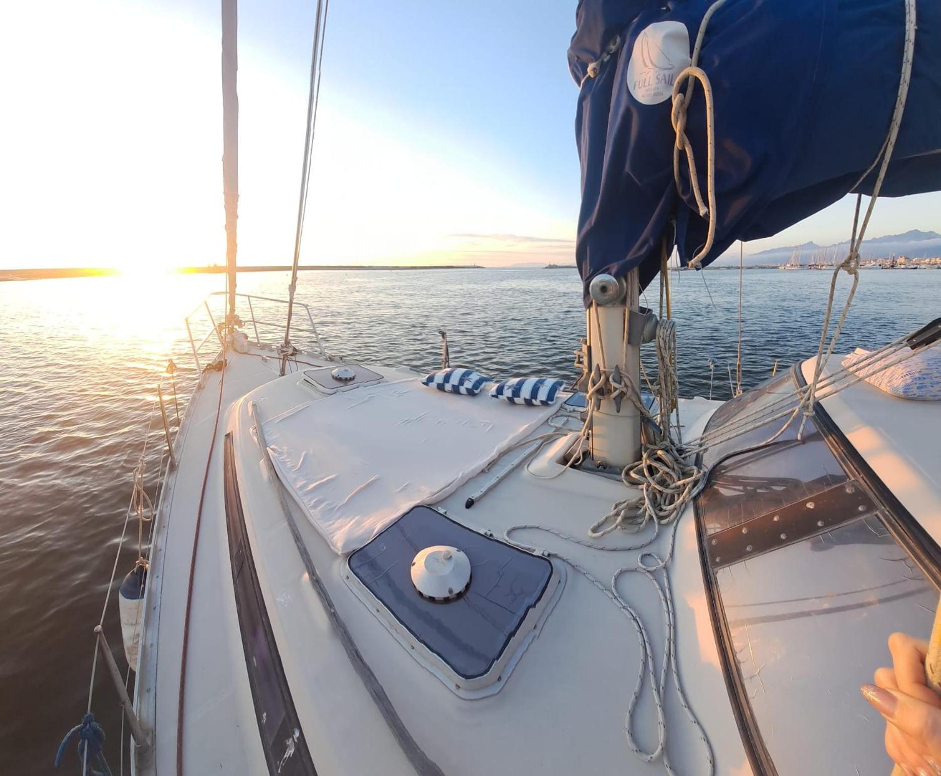 Отель Bed & Boat Brezza Del Mare Виареджо Экстерьер фото